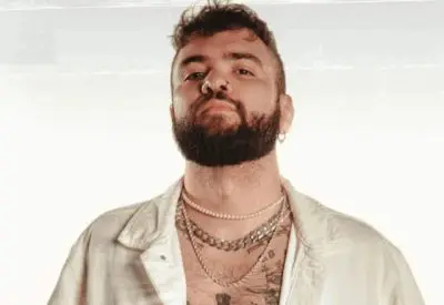 Humorista é detido após show e protesto de grupos religiosos; entenda
