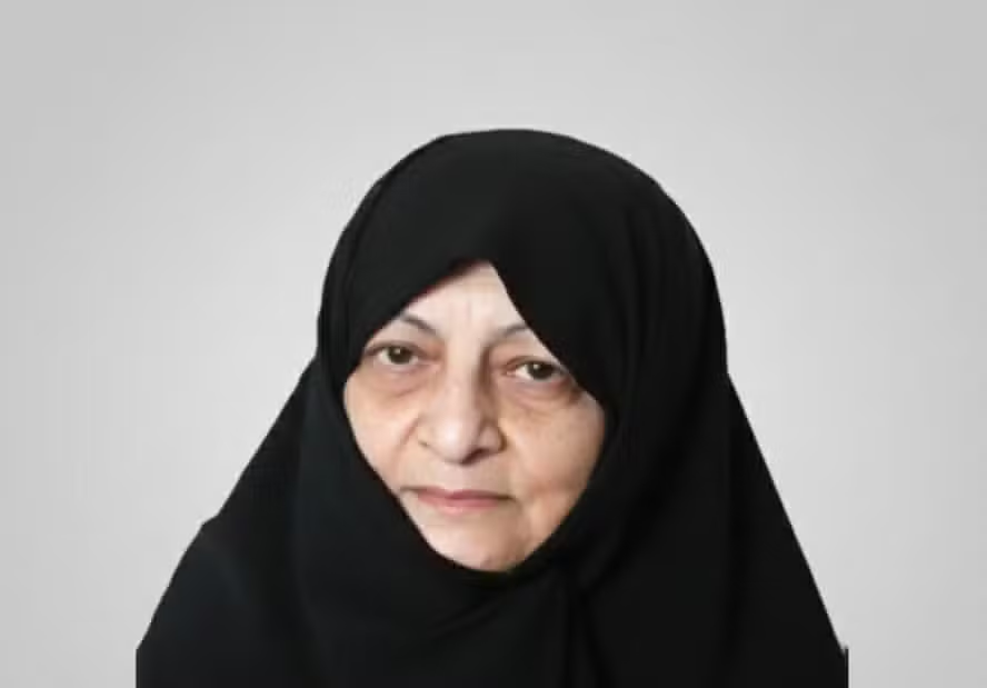Mansoureh Khojasteh, de 79 anos, estava internada em coma após os bombardeios (Foto: Reprodução)