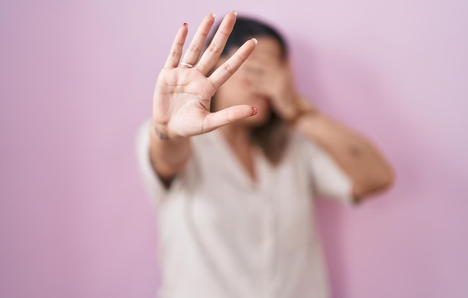 Doze mulheres foram violentadas por dia em 2025 (Foto: Freepik)