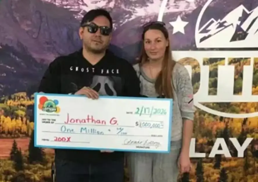 Homem ganhou na loteria após dia ruim de trabalho (Foto: Loteria de Colorado)