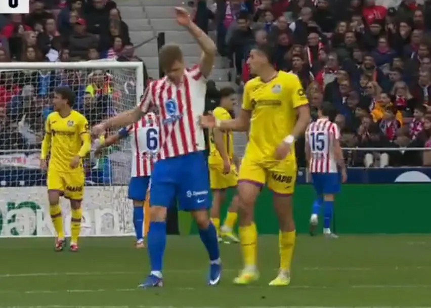 Jogador expulso por apertar o pênis do rival (Foto: Reprodução / LaLiga)