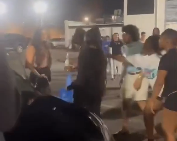 Jovem sorri após atropelar quatro pessoas com Tesla; veja vídeo
