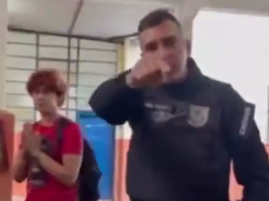 PM foi filmado agredindo estudantes (Foto: Reprodução)