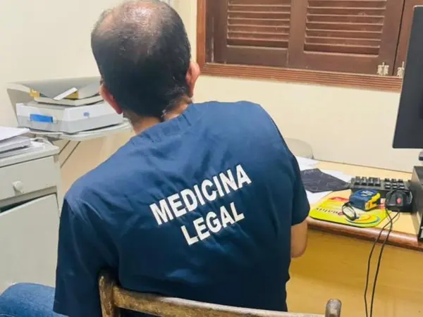 Bebê indígena tem corpo colocado em caixa térmica após morrer em unidade de saúde
