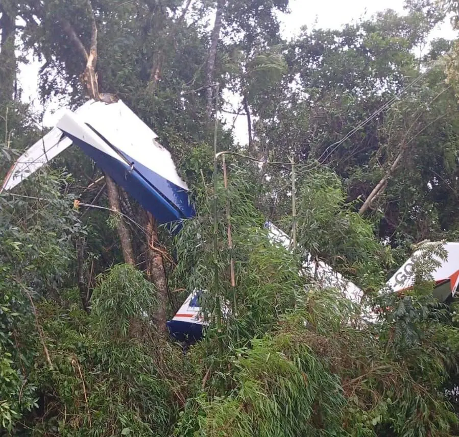 Avião cai na Região Metropolitana de Curitiba durante forte chuva