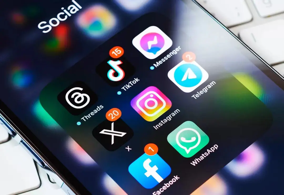 Redes sociais ultrapassam TV como principal fonte de informação política no Brasil, revela pesquisa