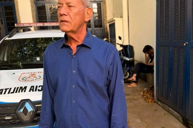 O advogado Sylvio Guerra e ao fundo o ator Marco Antônio Gimenez na delegacia || Reprodução/Foto: Thiago Sodré 