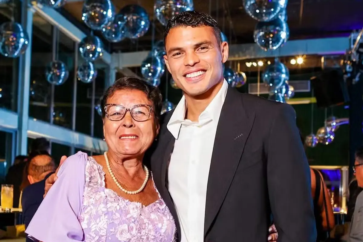 Thiago Silva presta última homenagem à mãe pelas redes sociais