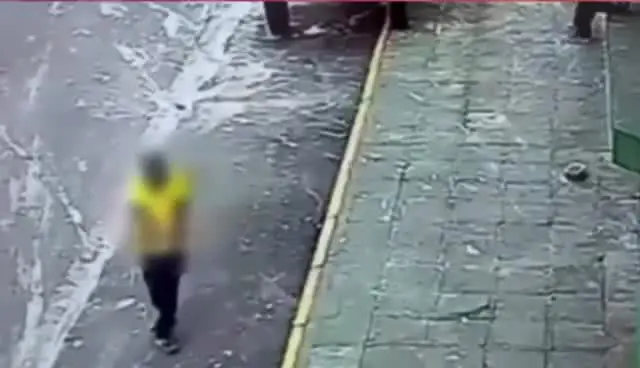 Homem foi levado à delegacia após matar e comer pombo em praça de Tangará da Serra; caso é investigado como crime ambiental. Foto: Reprodução.