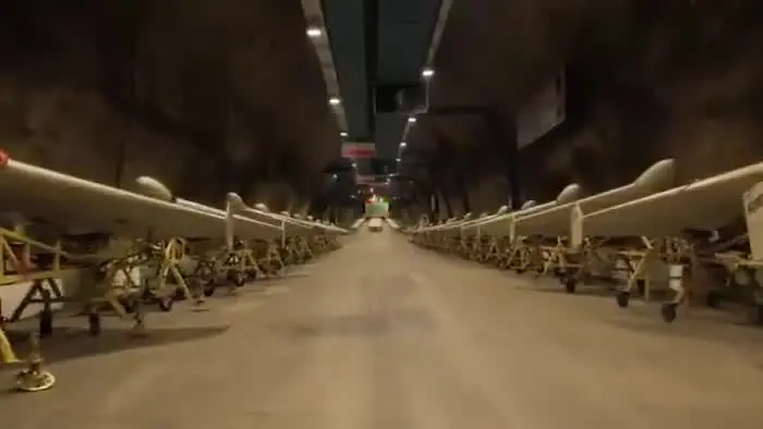 Drones militares aparecem alinhados em túnel subterrâneo em vídeo divulgado por agência estatal iraniana. Foto: Reprodução.
