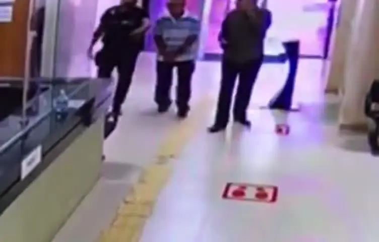 Câmeras de segurança registraram momento em que acusado passa a mancar ao entrar na sala do júri. Foto: Reprodução.