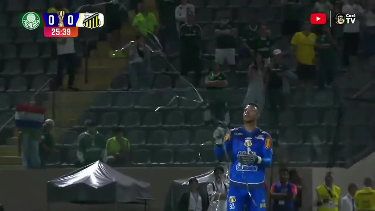 Pipa invade o gramado pela segunda vez em Barueri e paralisa final do Campeonato Paulista. Foto: Reprodução / CazeTV.