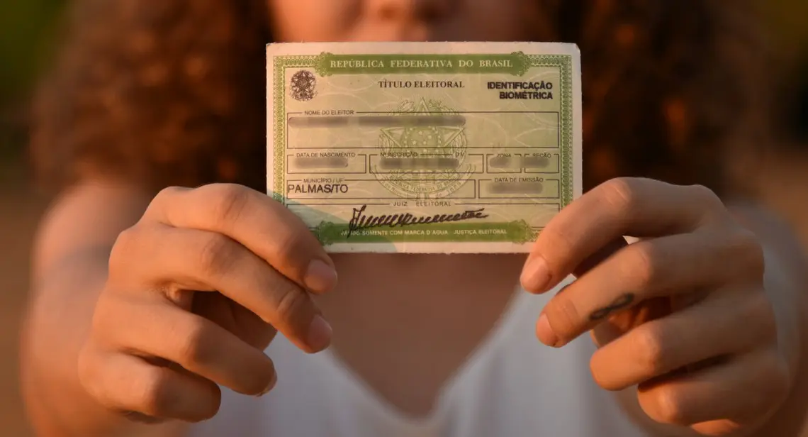 Brasileiros que moram no exterior têm data limite para regularizar título para Eleições 2026 (Foto: Reprodução)