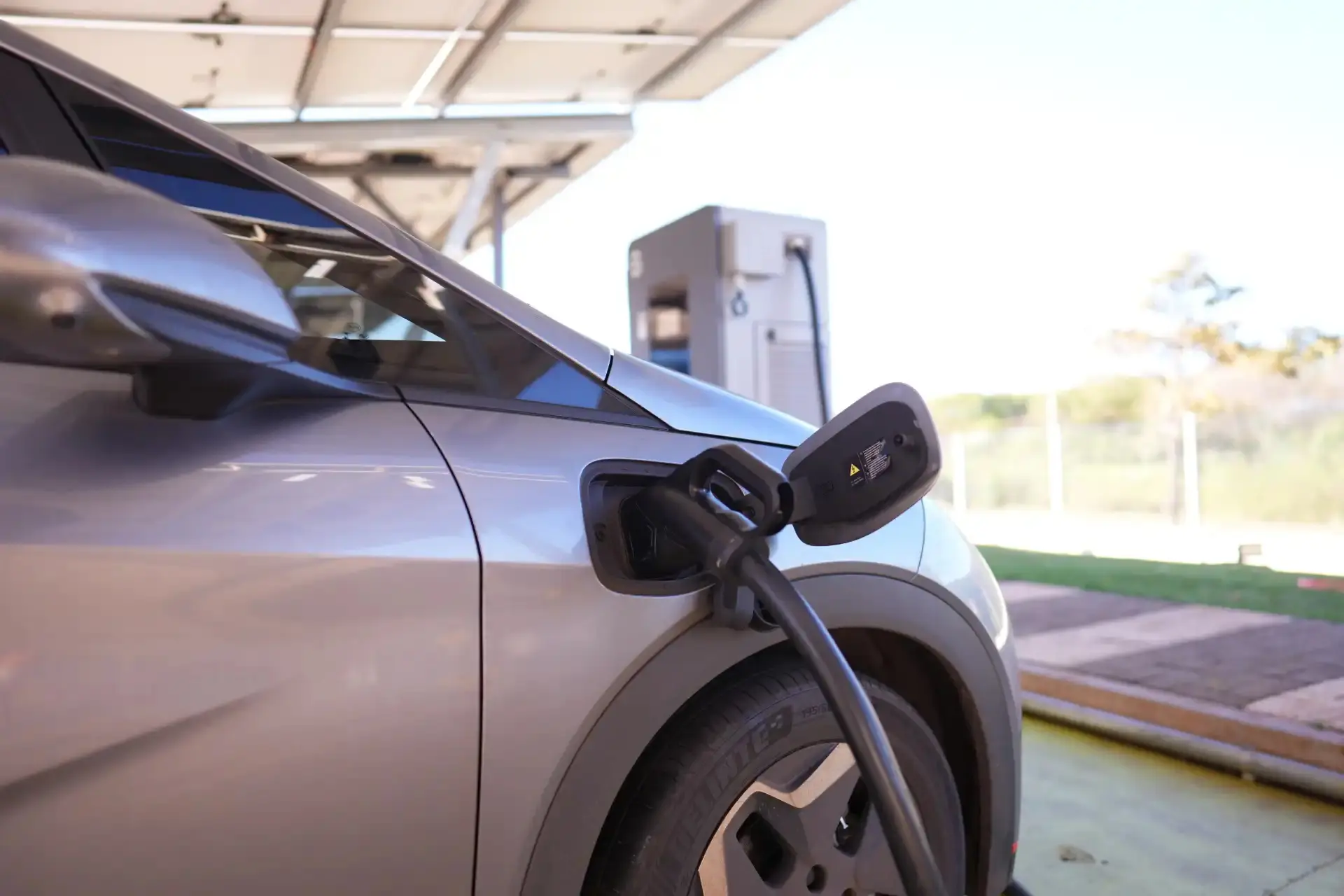 Carro elétrico é líder em vendas pela primeira vez no Brasil