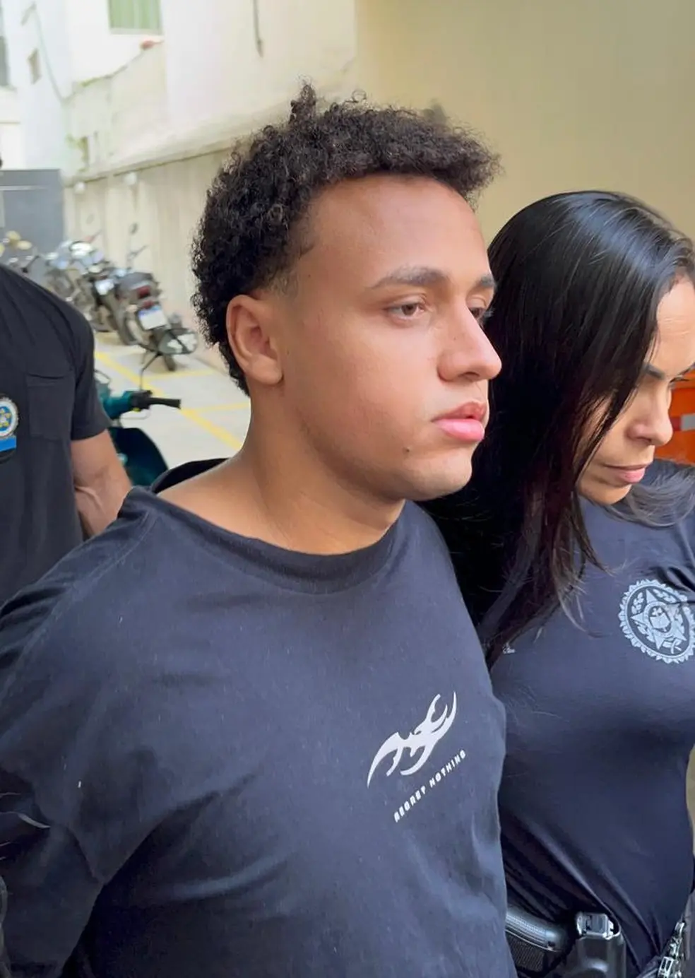 'Regret nothing': rede de lojas anuncia suspensão das vendas de camiseta usada por suspeito de estupro coletivo. Imagem: reprodução