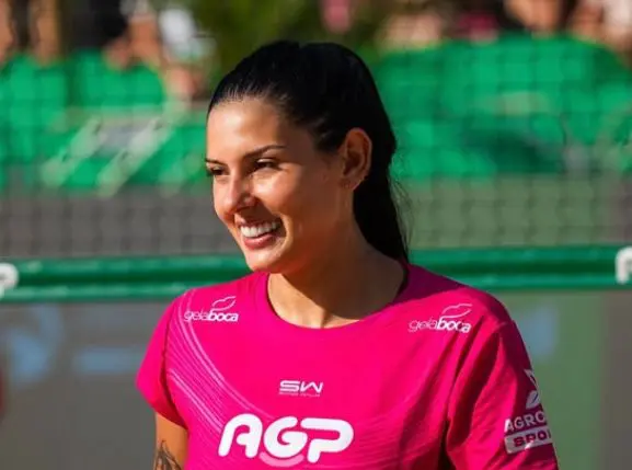 Ana Castela assina ‘documento’ de fã e repercute nas redes (Foto: Redes Sociais)