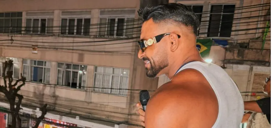 Quem é o cantor internado às pressas após sofrer AVC (Foto: Redes Sociais)