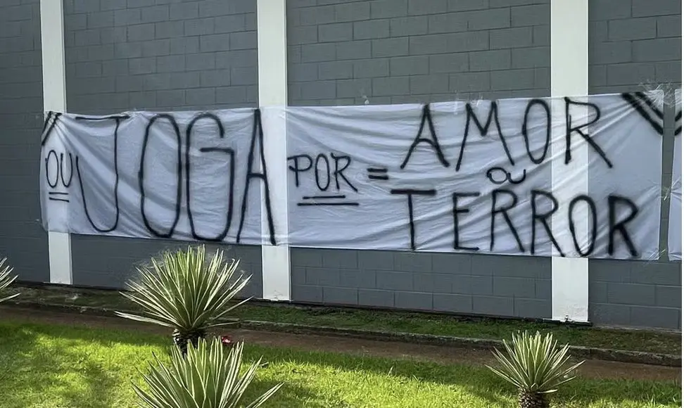 Torcida do Corinthians protesta contra jogadores