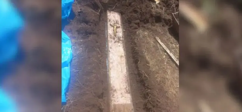 Caixão é encontrado enterrado no quintal de casa (Foto: Divulgação/PMSC)
