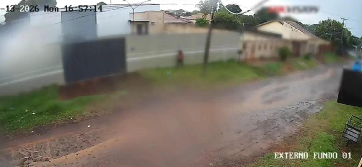 PM aposentado tenta matar esposa a tiros e vítima escapa pulando muro (Foto: Reprodução)
