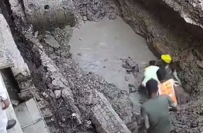 Câmeras de segurança registram operário sendo soterrado vivo após deslizamento de terra (Foto: Reprodução/Redes sociais)