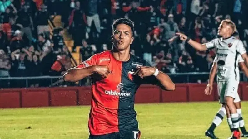 Jogador surpreende ao se declarar para namorado na TV (Foto: Reprodução)