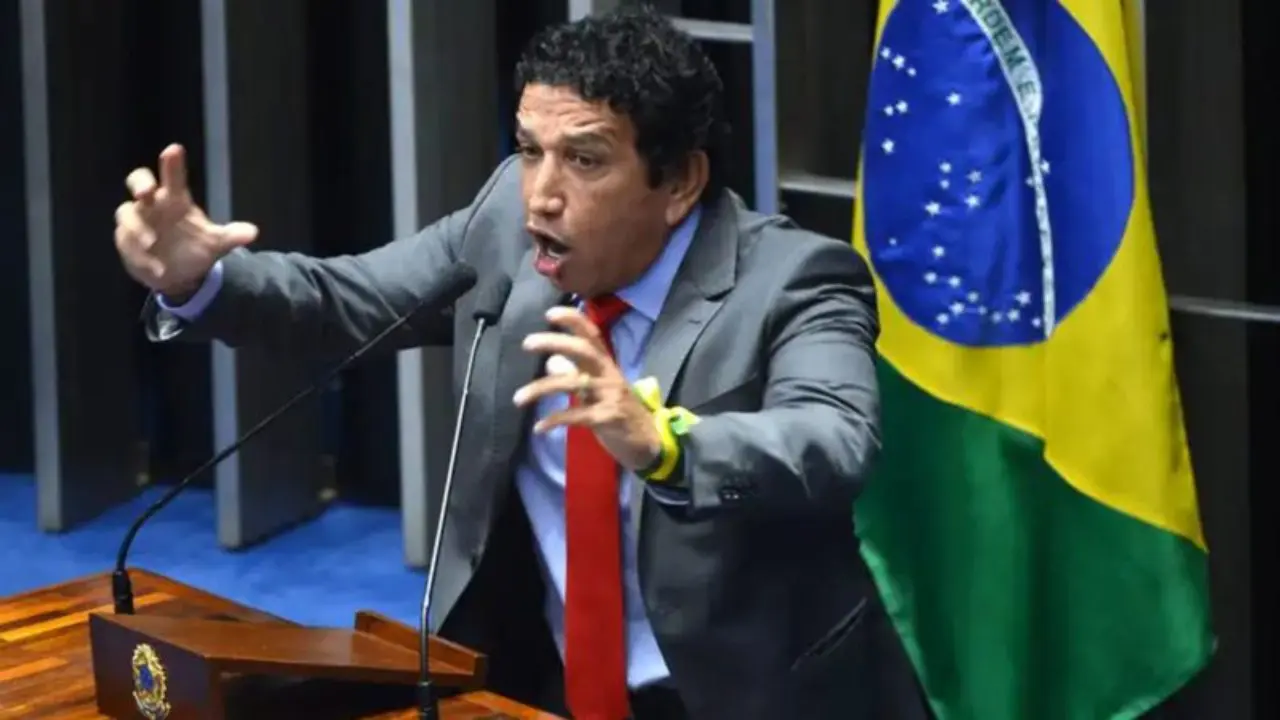 Senador Magno Malta precisou ser retirado do plenário após passar mal  (Foto: Antonio Cruz/Agência Brasil)