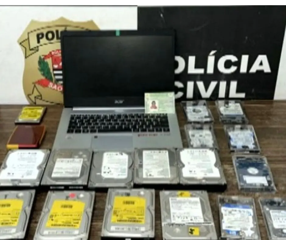 Polícia apreendeu computadores, celulares e HDs com grande volume de imagens ilegais envolvendo menores. Foto: Polícia Civil.