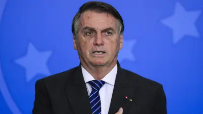 Alexandre de Moraes ordena apreensão de 10 armas de Bolsonaro