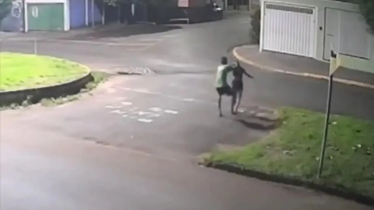 Jovem sendo atacada pelo suspeito, ex-namorado (Foto: Reprodução)