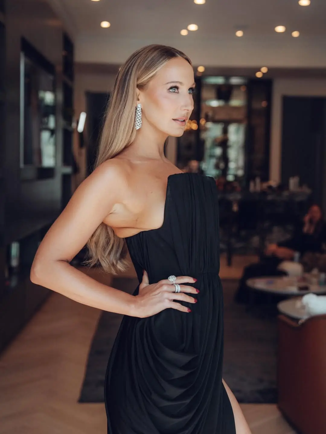 Apresentadora famosa revela que gosta quando namorado se relaciona com outras mulheres
