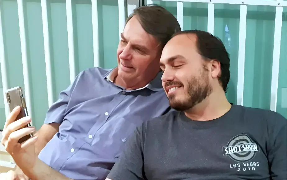 Carlos Bolsonaro visita o pai e revela plano para o Senado