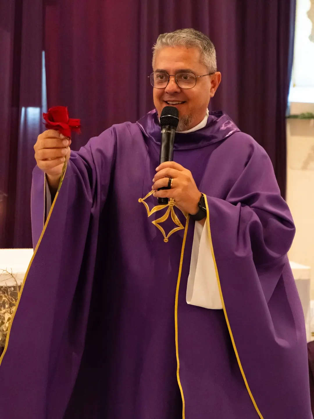 Padre leva rifa de carro de R$ 100 mil com bilhete em branco e revolta fiéis