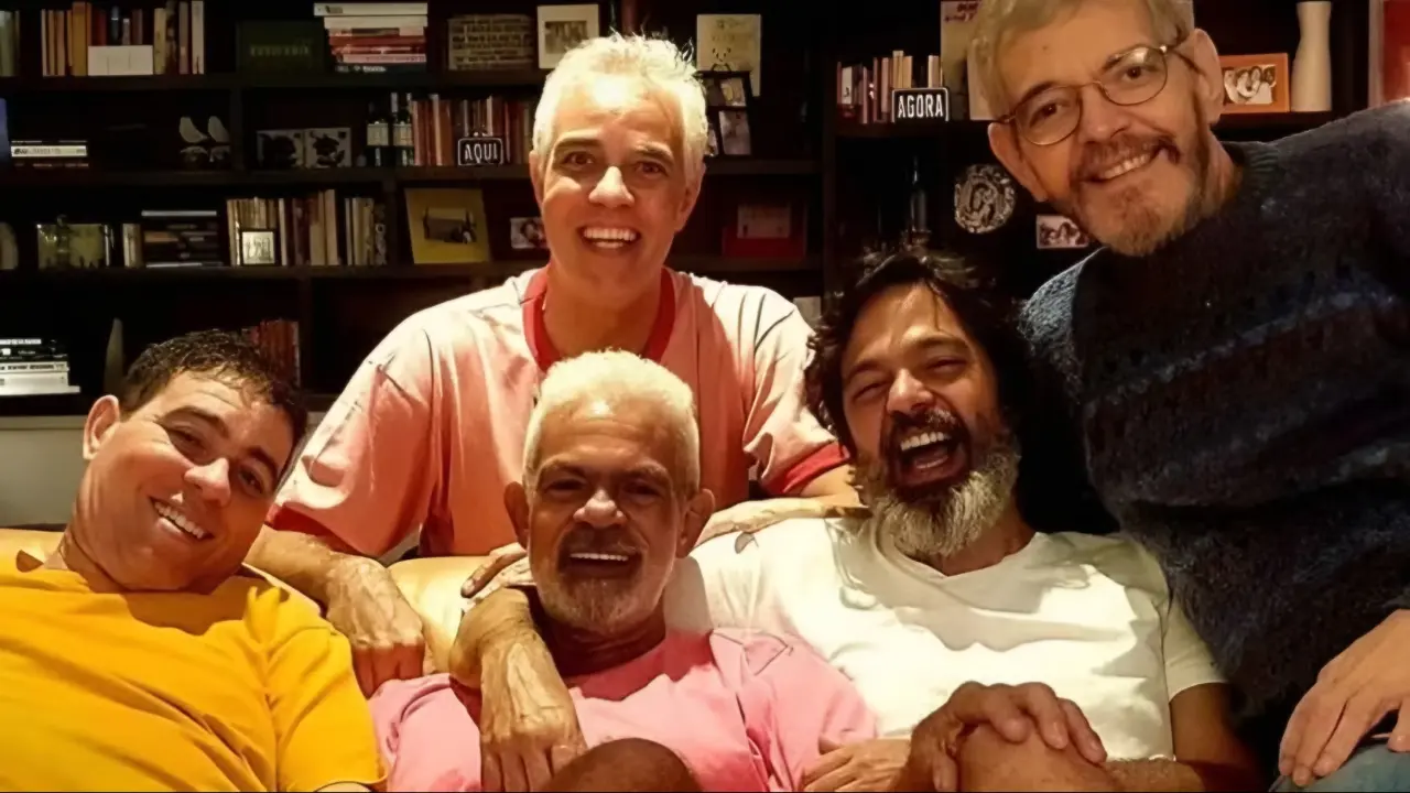 Acima, Rico Rondelli. Da esquerda para a direita: André Lucas, Lug de Paula, Bruno Mazzeo e Duda Anysio. (Reprodução)