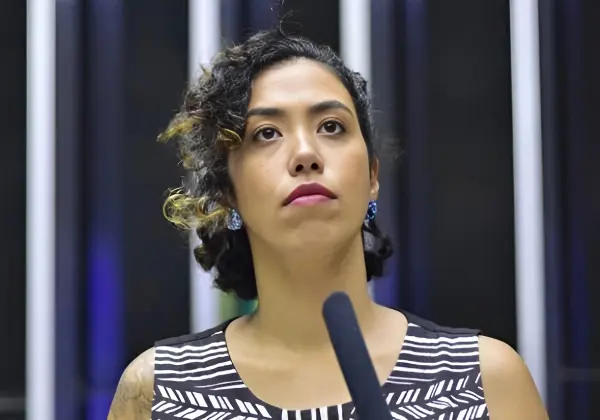 Deputada do PSOL é acusada de 'tomar marido de colega' durante votação polêmica no Congresso