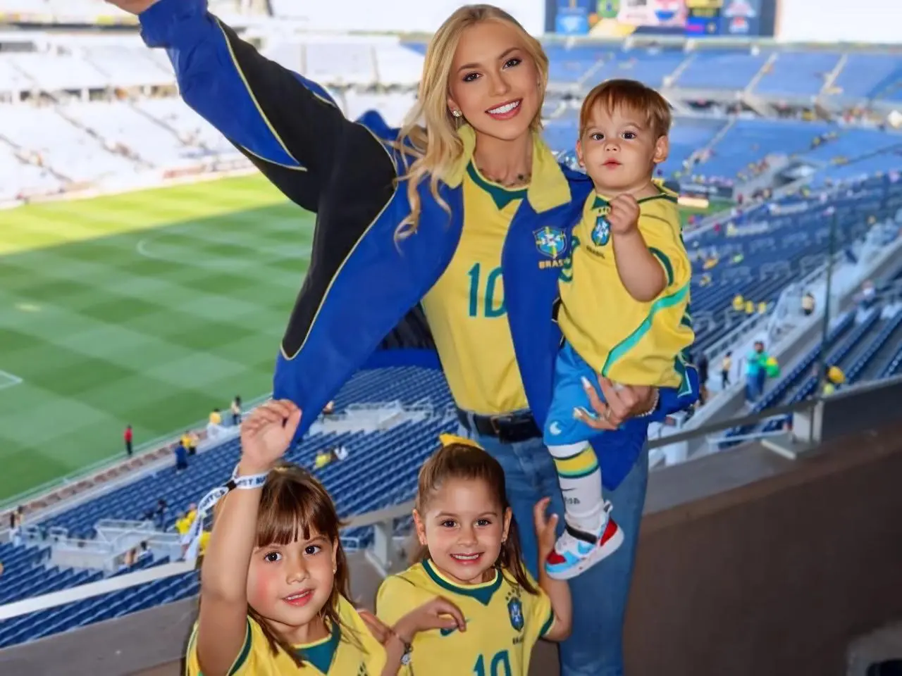 Virginia acompanhando o jogo da Seleção Brasileira contra a Croácia || Reprodução: Redes Sociais 