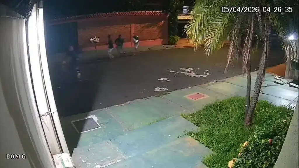 Estudantes são amarrados durante assalto em república || Reprodução: Redes Sociais 