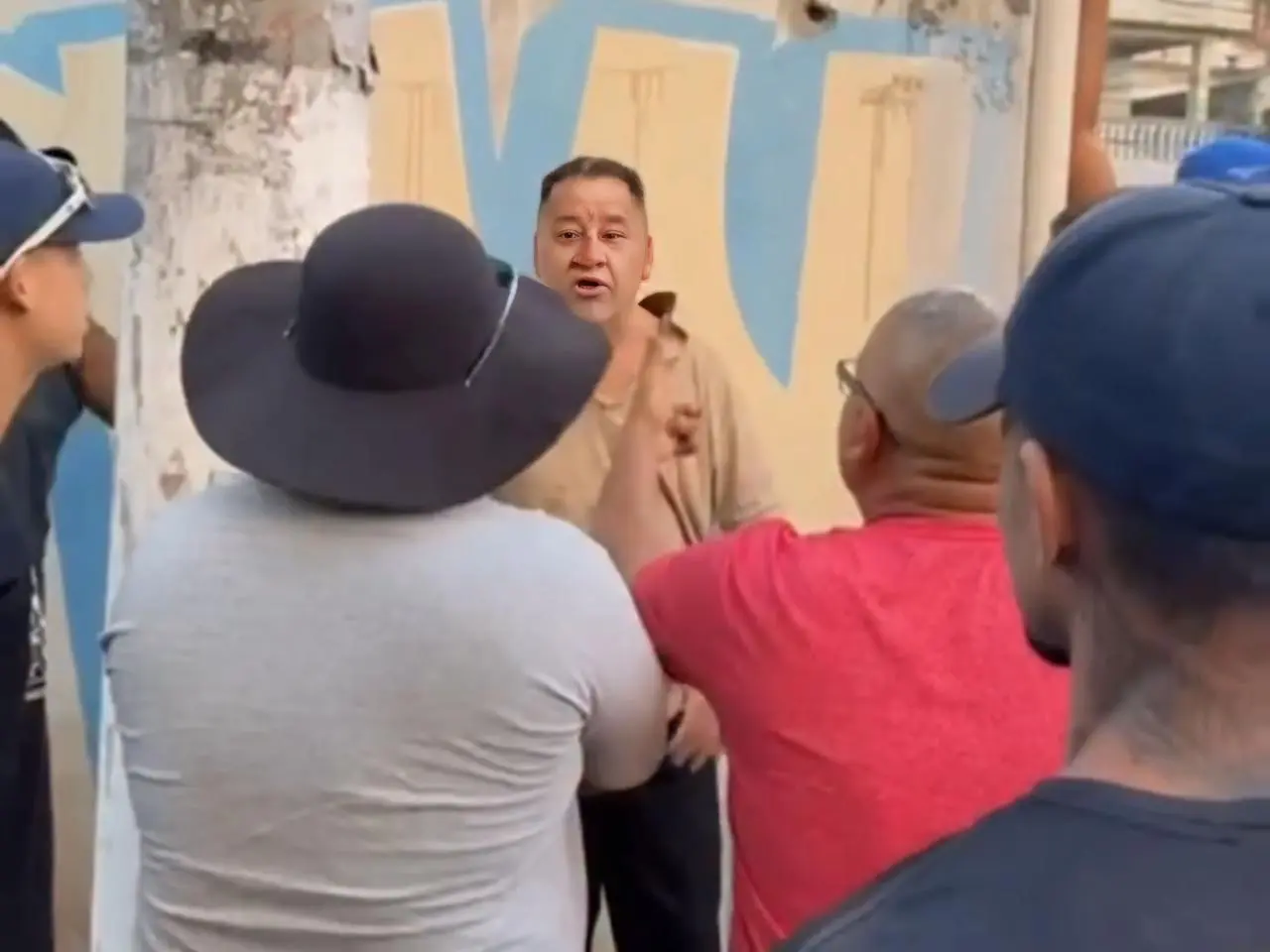 Moradores cercaram motorista embriagado após atropelamento que matou crianças || Reprodução: Redes Sociais 