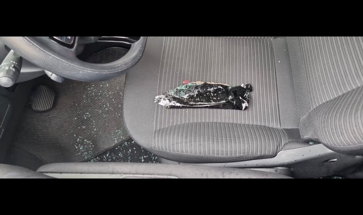 Vidro do carro quebrado - Foto: cedida ao Bacci Notícias 