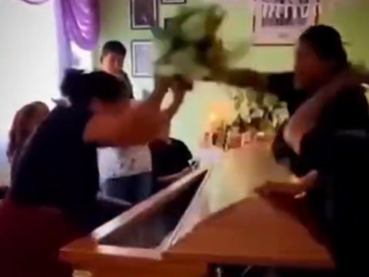 Mulheres descobrem traição do defunto e brigam durante velório || Reprodução: Redes Sociais 