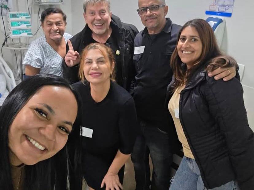 Faxinildo no hospital recebendo visita dos familiares e amigos 