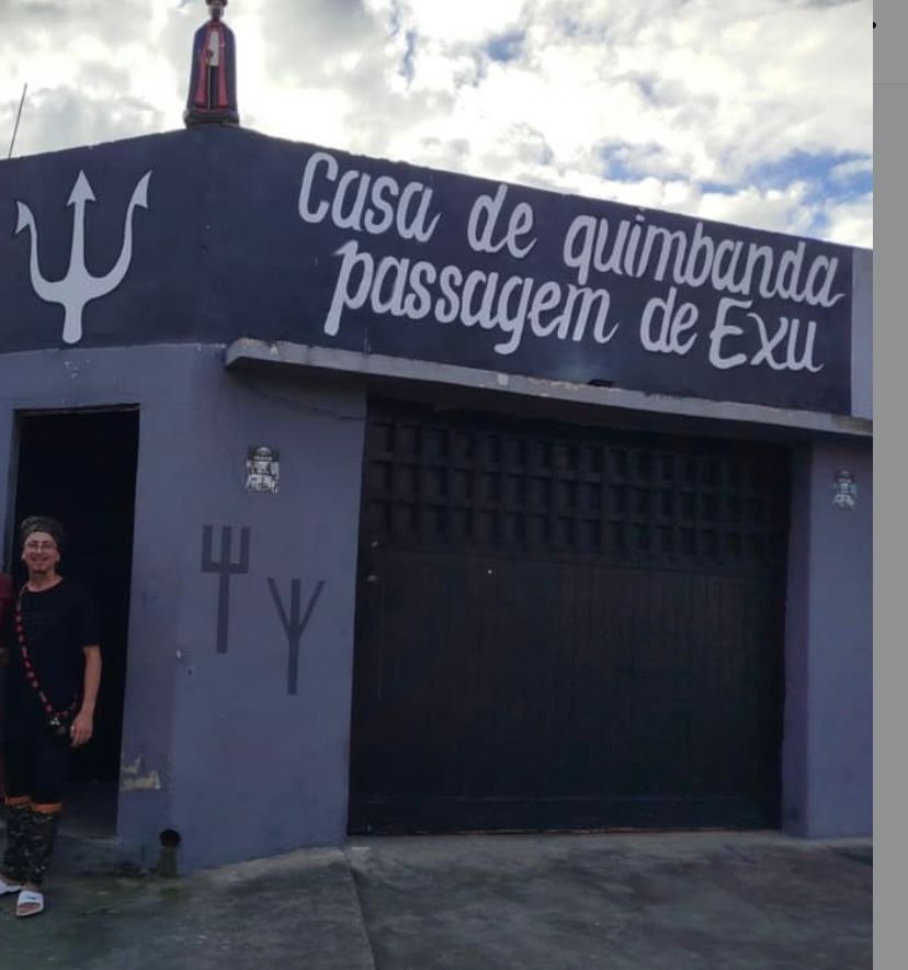 O pai de santo Josiel Oliveira Bomfim em frente ao templo que foi morto || Reprodução: Redes Sociais 