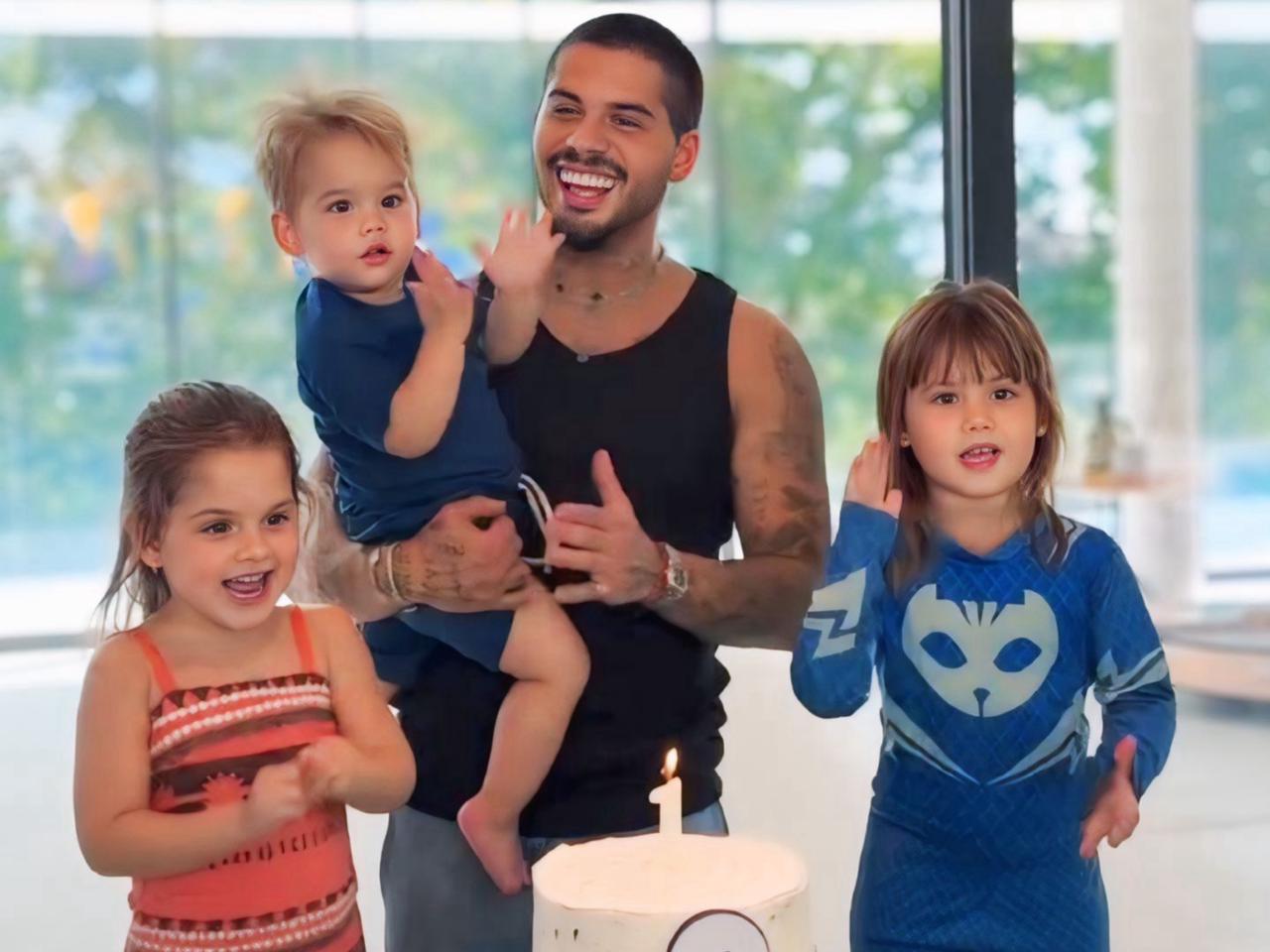 Zé Felipe com os filhos comemorando seu aniversário 