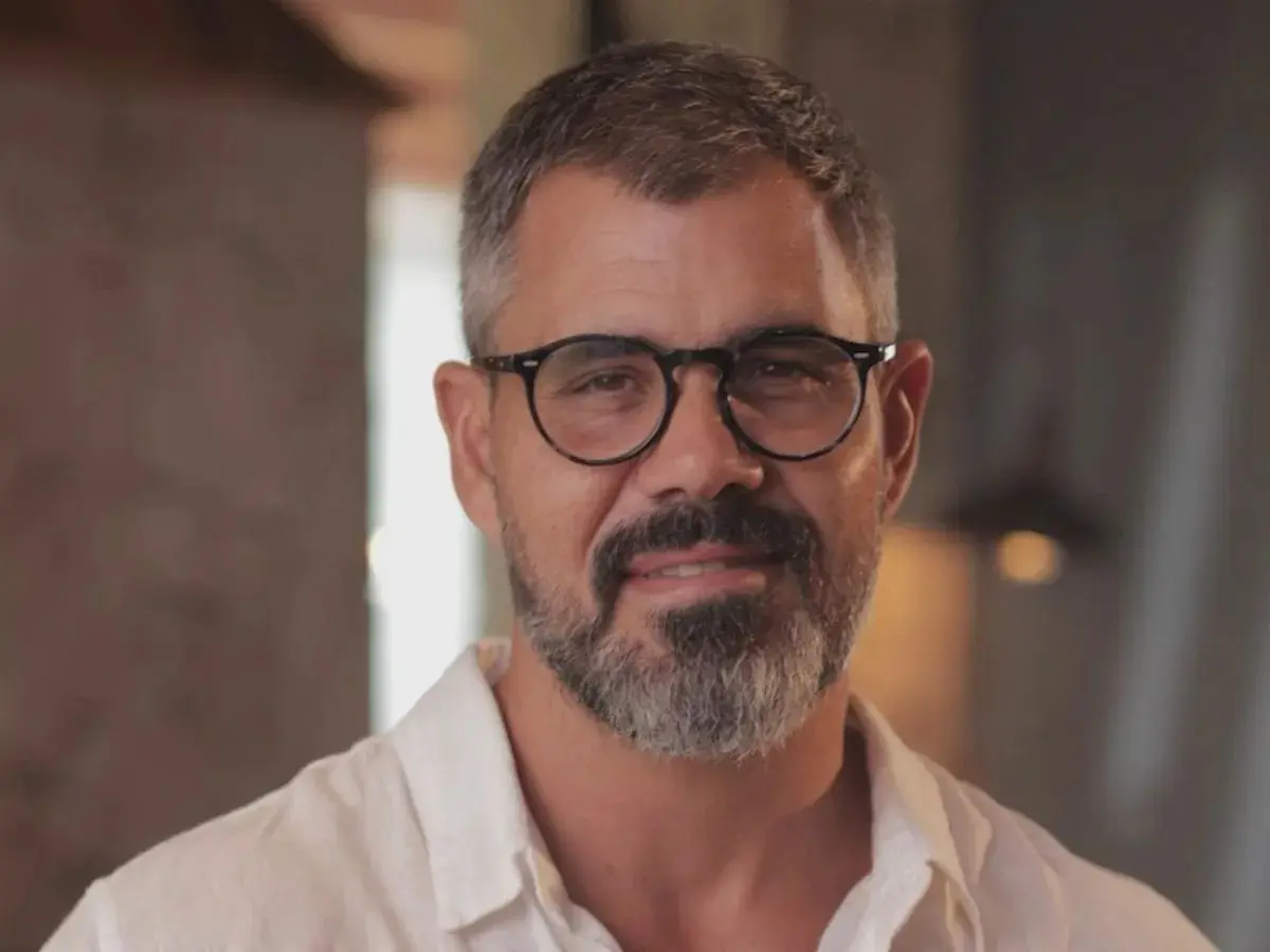 Juliano Cazarré quebra o silêncio após críticas por curso de 'masculinidade'