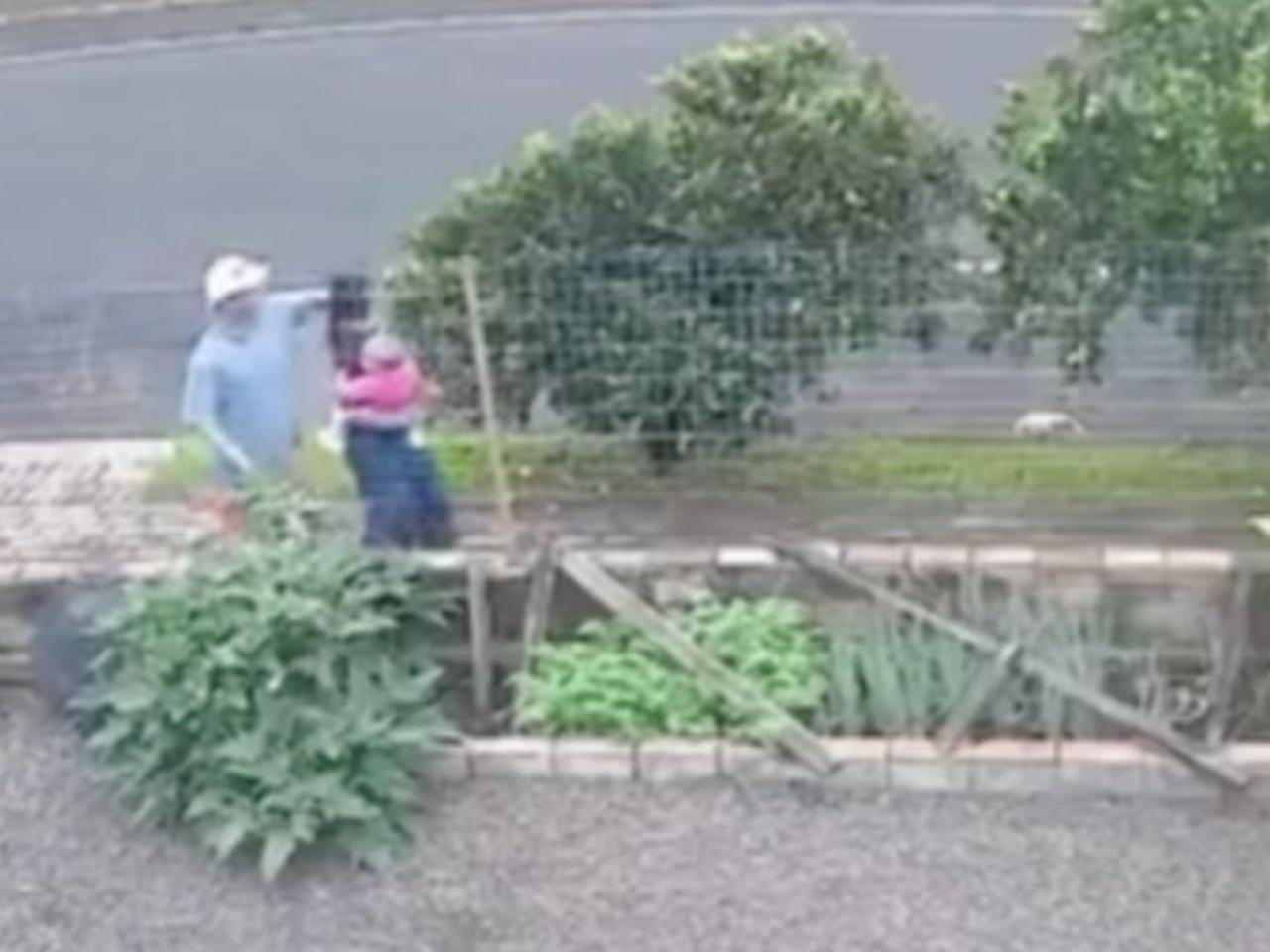 Adolescente é morta a facadas pelo ex-namorado com bebê no colo; veja vídeo