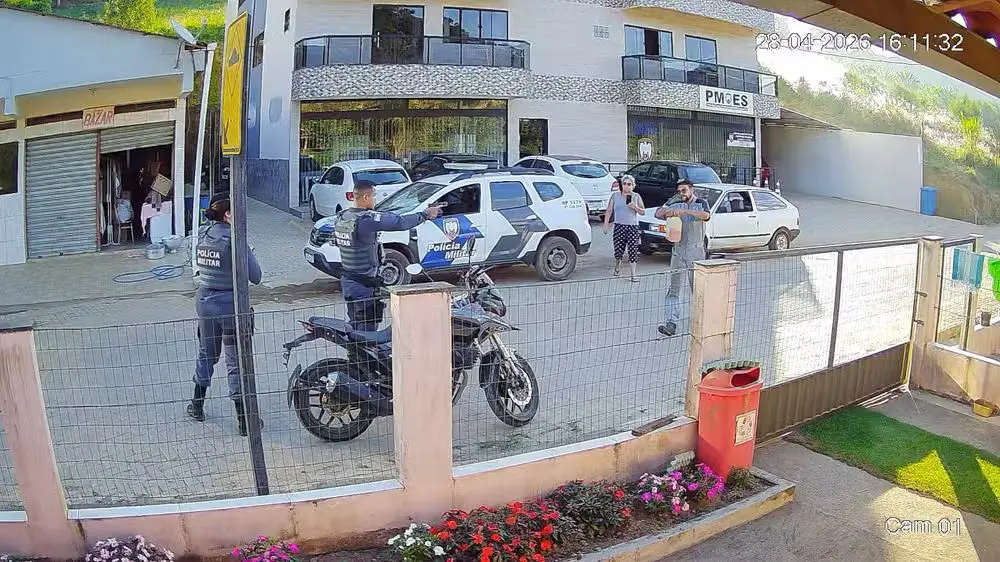 Homem ateia fogo em moto para escapar da Polícia e atinge a própria mãe (Foto: Reprodução)