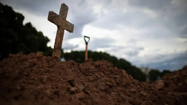 Vídeo mostra resgate de adolescente que cavou a própria cova por ordem do ‘tribunal do crime’