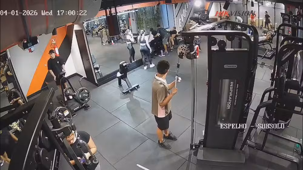 Jovem quebrou os dois joelhos na academia 