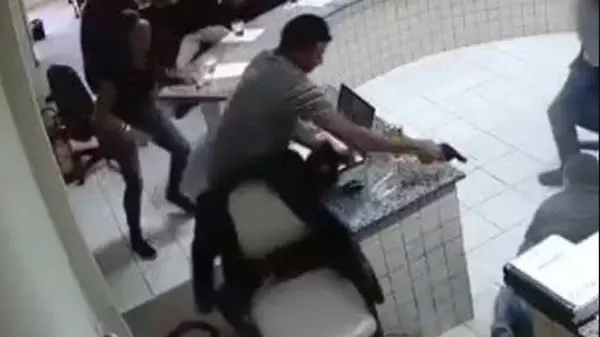 Homem que invadiu fórum e atirou em acusado de matar seu pai é absolvido; assista ao vídeo