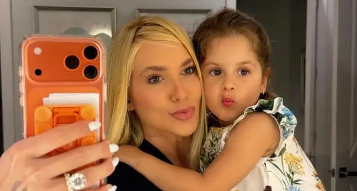 Após decisão do Conselho Tutelar, filha de Virginia aparece com uniforme escolar (Foto: Redes Sociais)